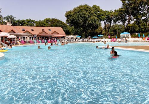 Piscine extérieure camping Les Pierres Couchées