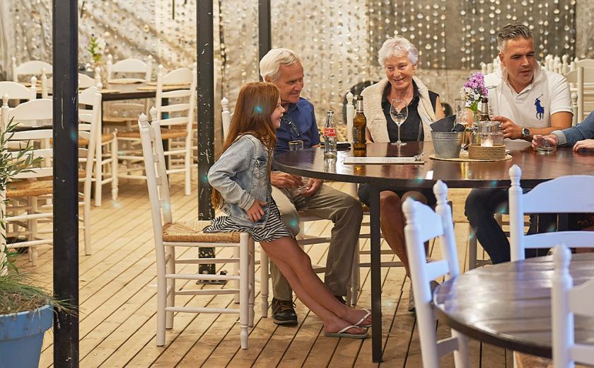 Famille au restaurant du camping de Oase